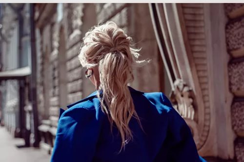 Ένα πανεύκολο τρικ για να αναβαθμίσεις τα χειμωνιάτικα χτενίσματά σου