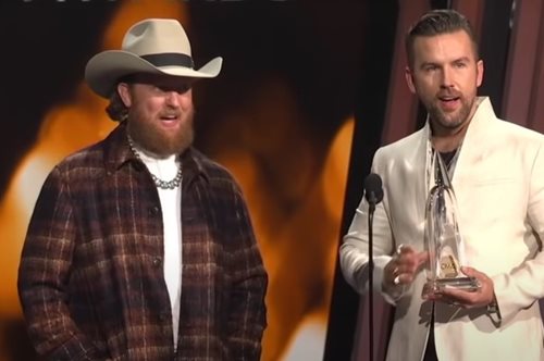 «Δεν χρειάζεται πια να κρύβεστε», είπε ο τραγουδιστής και φίλησε τον σύντροφό του