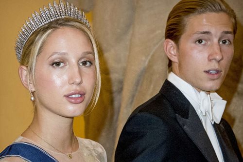 Η Μαρία Ολυμπία Γλίξμπουργκ με ασημί σέξι σορτσάκι στον γάμο της Πάρις Χίλτον