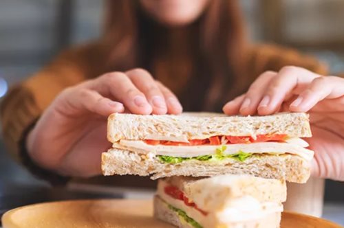 Τι να τρώω στο γραφείο; Οι συμβουλές της διατροφολόγου για να μην πάρεις περιττά κιλά