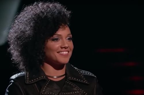 H σοκαριστική στιγμή που η τραγουδίστρια Σοφία Ουρίστα, ουρεί στο πρόσωπο θαυμαστή της