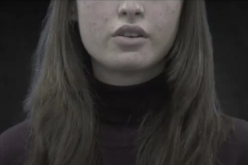 «Πολλά βράδια ο μπαμπάς έρχεται και κοιμάται μαζί μου»