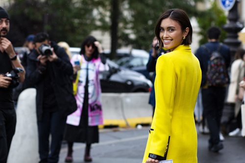 Όχι πλατύ χαμόγελο, τα χέρια μακριά από το σώμα: 8 απλές συμβουλές για τέλειες φωτογραφίες 