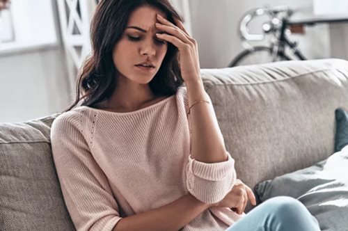 Παθαίνεις ημικρανίες; Να πώς μπορείς να ανακουφιστείς (συν μία συμβουλή για την ερωτική σου ζωή)