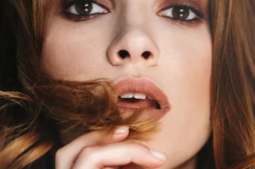 Supermodel Lip | Η hot τάση μακιγιάζ από τα 90s που έχει ξετρελάνει τη Gen Z