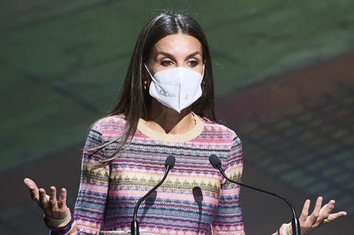 H βασίλισσα Λετίσια εμφανίζεται με τουαλέτα H&M και ενθουσιάζει τον κόσμο της μόδας