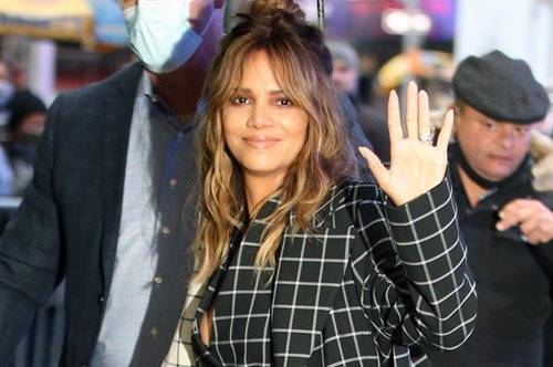Η Halle Berry φόρεσε το παλτό με το οποίο θα δείχνετε σέξι σε κάθε ηλικία