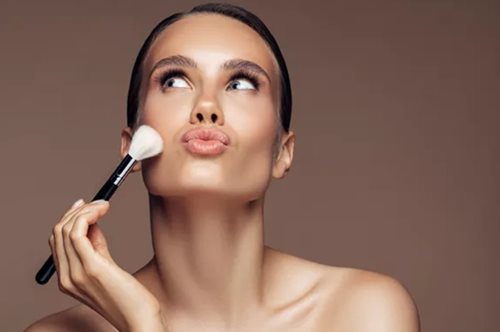 5 μύθοι μακιγιάζ που όλες μας πιστεύουμε μέχρι σήμερα