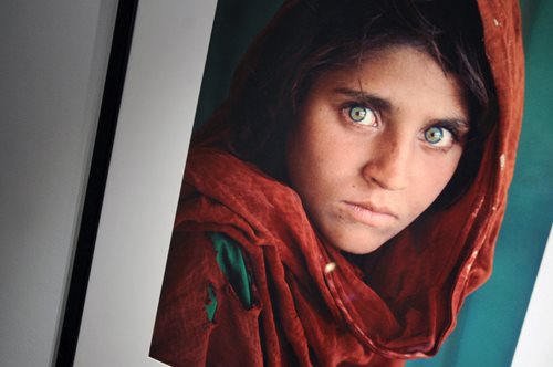 «Η Αφγανή κοπέλα»:Πού βρίσκεται σήμερα το κορίτσι από το διάσημο εξώφυλλο του «National Geographic»;