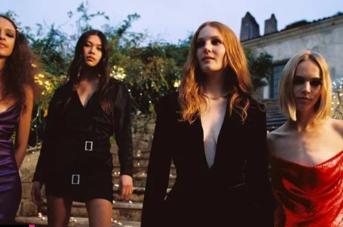 Δεν σου αρέσουν οι παγιέτες; | Αυτό το metallic φόρεμα από το Zara θα σε ενθουσιάσει