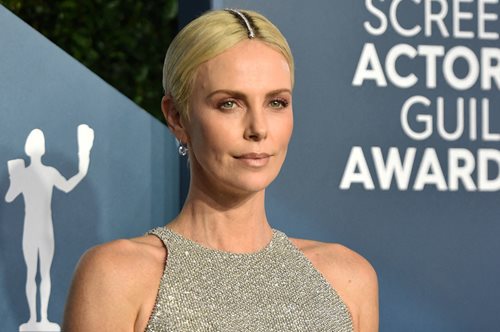 H Σαρλίζ Θερόν με κίτρινο ολόσωμο μαγιό, εντυπωσιάζει στις διακοπές της στο Μεξικό