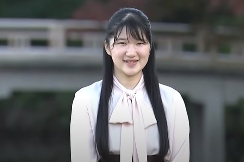 Η άγνωστη πριγκίπισσα που υπέστη μπούλινγκ είναι ένα ντροπαλό κορίτσι με προβλήματα υγείας