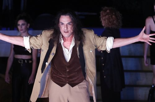 Ο Αιμιλιανός Σταματάκης είναι ο αντικαταστάτης του Άρη Σερβετάλη στην παράσταση «Ρινόκερος»