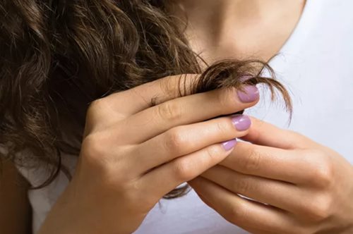 Μήπως τα μαλλιά σου μπερδεύουν εύκολα; 7 συμβουλές για να τα περιποιείσαι σωστά