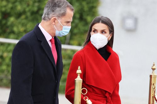 Η βασίλισσα Λετίσια υιοθετεί την απόλυτη τάση και εμφανίζεται με γκρίζα μαλλιά