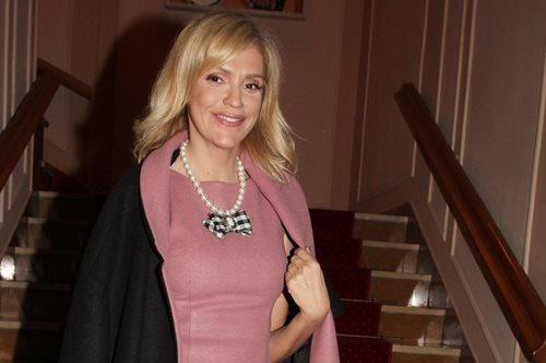 Σάλος με την παράσταση του Ζαραλίκου: Εισέβαλε με μπράβους η Σάσα Σταμάτη στη σκηνή 