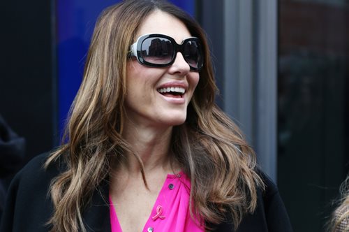 Elizabeth Hurley |27 χρόνια μετά το πιο iconic look της εντυπωσιάζει ξανά με ένα σέξι Versace φόρεμα