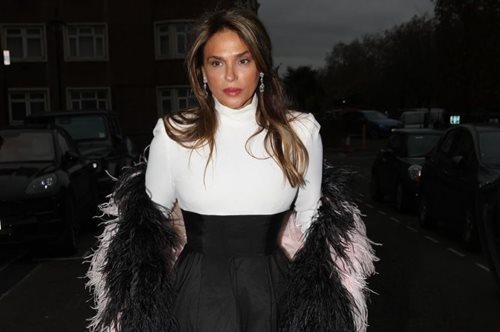 Ελισάβετ Τσάκου: Η εντυπωσιακή κόρη της Σίλιας Κριθαριώτη στο κόκκινο χαλί στο Λονδίνο