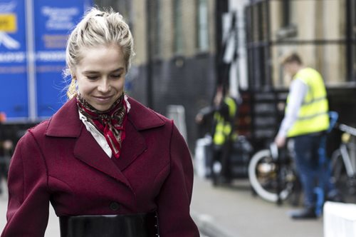 10 χρωματιστά παλτό που θα κάνουν refresh στο χειμερινό στιλ