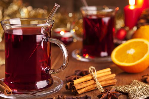 Πώς θα φτιάξεις ζεστό, γλυκό χριστουγεννιάτικο κρασί γκλουβάιν με κανέλα και μυρωδικά
