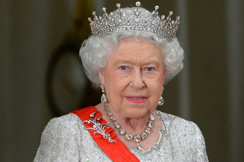 Η βασίλισσα Ελισάβετ ζυγίζει τους καλεσμένους της κατά τη διάρκεια του χριστουγεννιάτικου ρεβεγιόν