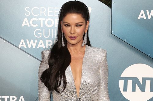 Η Κάθριν Ζέτα-Τζόουνς χορεύει ξέφρενα και μας δείχνει τους άψογους κοιλιακούς της