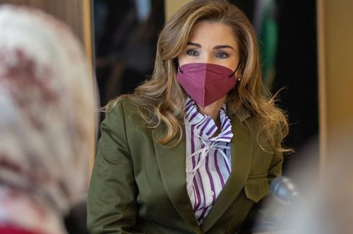 Η βασίλισσα Ράνια εμφανίστηκε με χακί κοστούμι και δημιούργησε το τέλειο office look