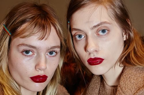 Red Lipstick | Πώς να το φορέσετε φέτος τις γιορτές σύμφωνα με τους σχεδιαστές μόδας