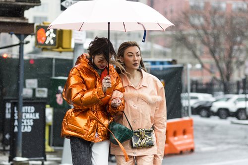 5 styling tips που θα σας κρατήσουν κομψές στη βροχή