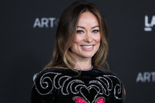 H Oλίβια Γουάιλντ και το κίτρινο κοστούμι της έγινε η νέα μας στιλιστική εμμονή