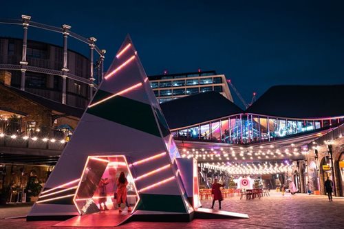 Ένα παράδοξο Χριστουγεννιάτικο δέντρο στο Λονδίνο