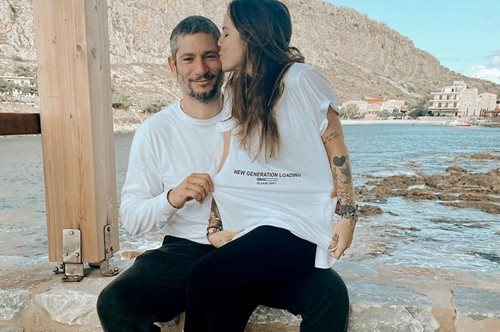 Εριέττα Κούρκουλου: Χαμογελαστή στο πλευρό του συζύγου της | 