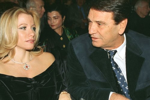 «Ήταν πρώτα οι δυο τους και μετά εμείς. Κοίταζε τη μητέρα μου και έλιωνε»