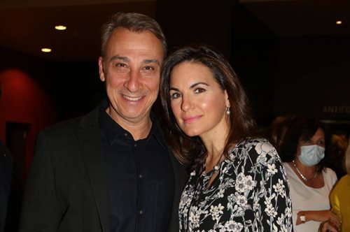 Η βόλτα της Όλγας Κεφαλογιάννη στο κέντρο της Αθήνας με τον σύζυγο και τα δίδυμά τους