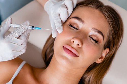 Οι top θεραπείες προσώπου για να λάμπετε τις μέρες των γιορτών