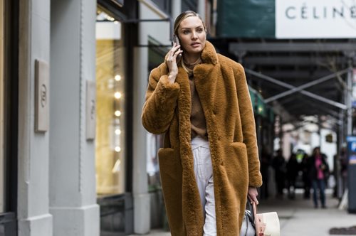 10 faux γούνες που θα αποδειχθούν η καλύτερη συντροφιά του χειμώνα