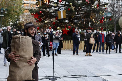 Μία θεατρική παράσταση στη μέση της Πλατείας Συντάγματος