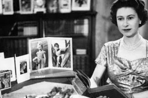 Το 1957 η βασίλισσα Ελισάβετ απηύθυνε το πρώτο της χριστουγεννιάτικο μήνυμα στην τηλεόραση