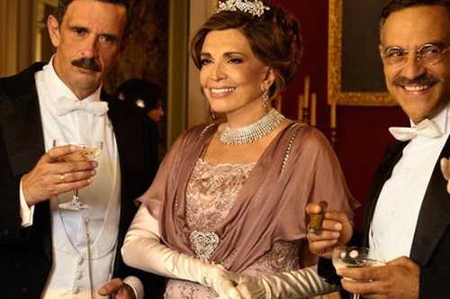 Η Μιμή Ντενίση μας ξεναγεί στον κόσμο του 