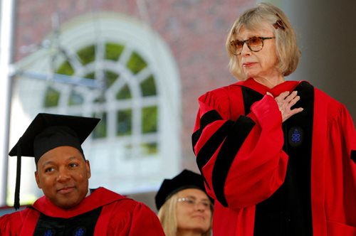 Τζόαν Ντιντιόν: 7 μυστικά της γυναίκας που «πάντρεψε» τη δημοσιογραφία με τη μυθοπλασία