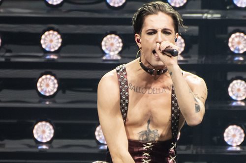 Ο τραγουδιστής των Maneskin εύχεται χρόνια πολλά γυμνός