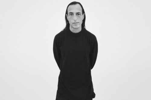 Ο διάσημος σχεδιαστής Ρικ Όουενς δώρισε σε ΜΚΟ της Ιταλίας ασθενοφόρο