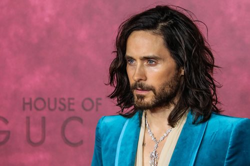 Jared Leto | Ποζάρει για τα 50α γενέθλιά του και μοιάζει είκοσι χρόνια νεότερος