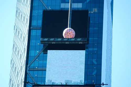 Το πρωτοχρονιάτικο έθιμο της Νέας Υόρκης είναι μια σφαίρα που πέφτει