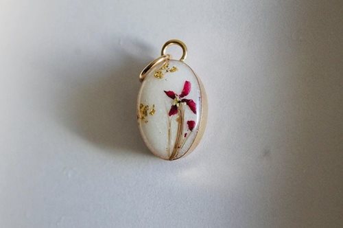 Συμβολικά κοσμήματα φτιάχνονται από μητρικό γάλα