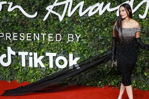 Τα καλύτερα βραδινά φορέματα για γυναίκες άνω των 50