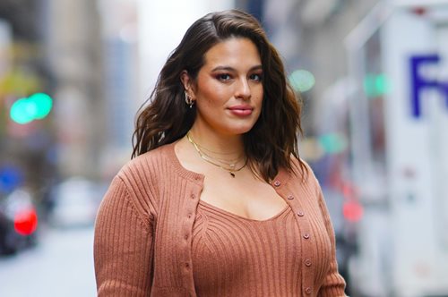 H νέα (γυμνή) body positive φωτογραφία της Ashley Graham