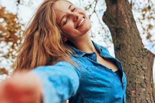 10 years MissBloom x Papoutsanis | Η σημασία της αισιοδοξίας για το ευζήν μας