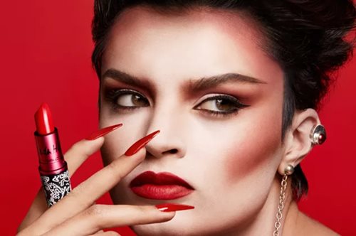 Δημιούργησε αμέτρητους, συναρπαστικούς συνδυασμούς με τρία special-edition κραγιόν MAC VIVA GLAM