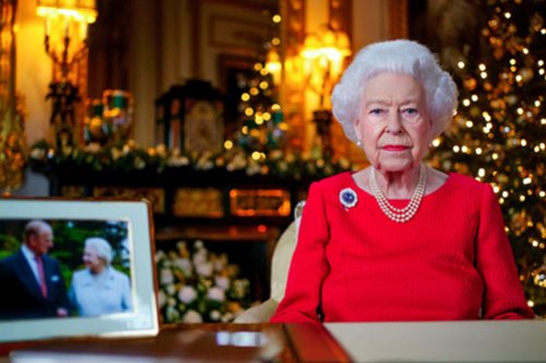 Γιατί η βασίλισσα Ελισάβετ διατηρεί τον χριστουγεννιάτικο στολισμό μέχρι τον Φεβρουάριο; 